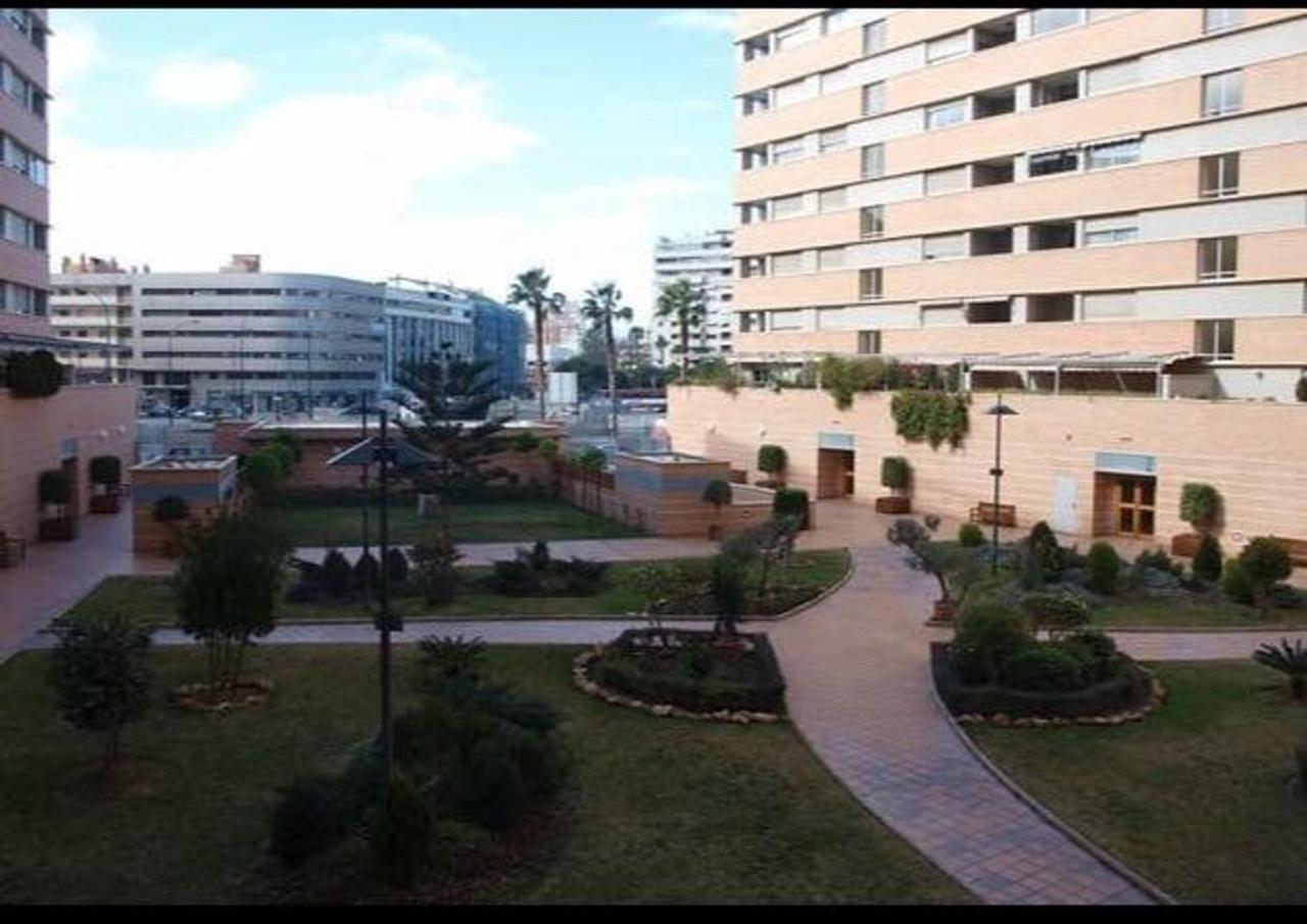 Apartment Plaza De La Solidaridad Malaga Luaran gambar